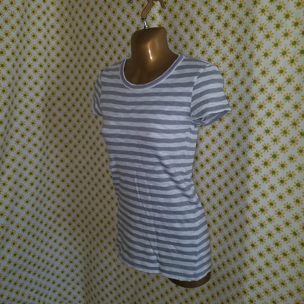 Next Era White and Gray Short Sleeve T Shirt Fits like XS